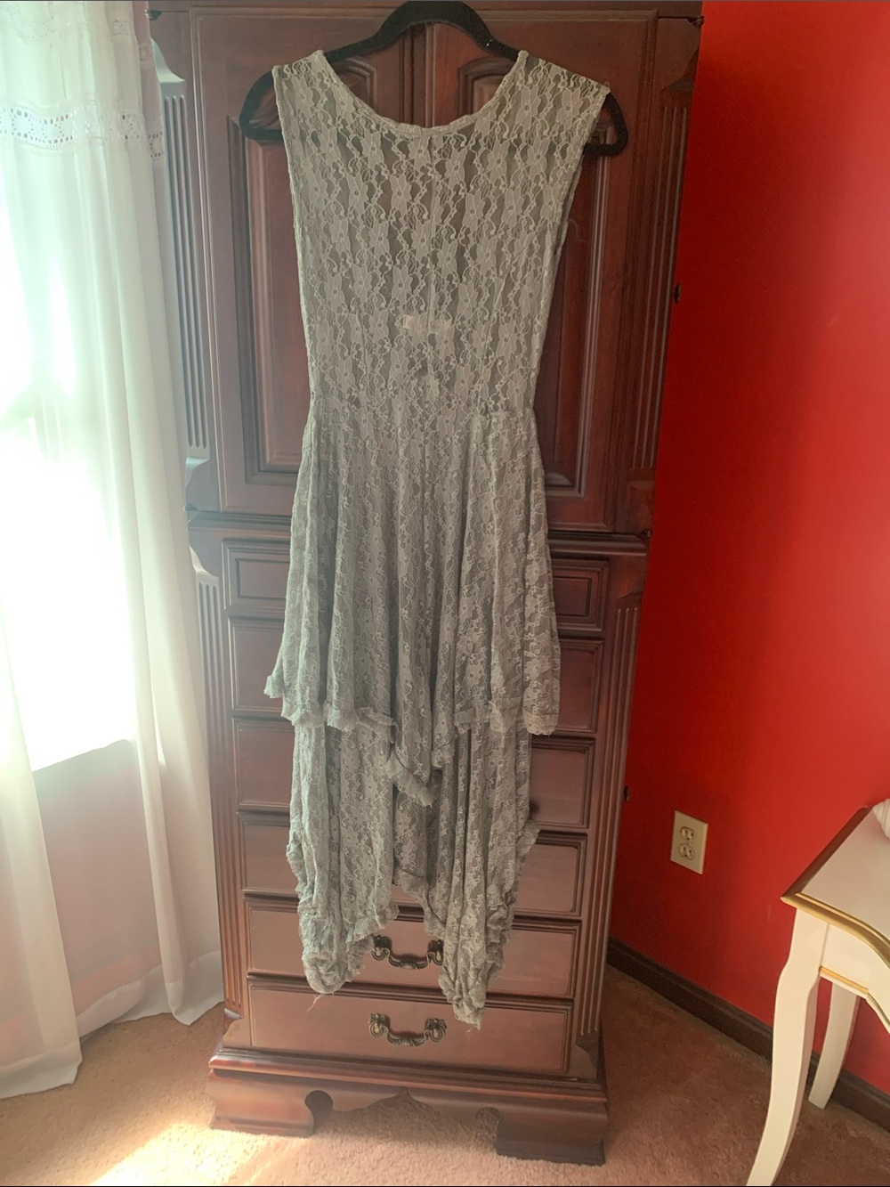 Sleeveless Lace High-Low Dress in Light Gray